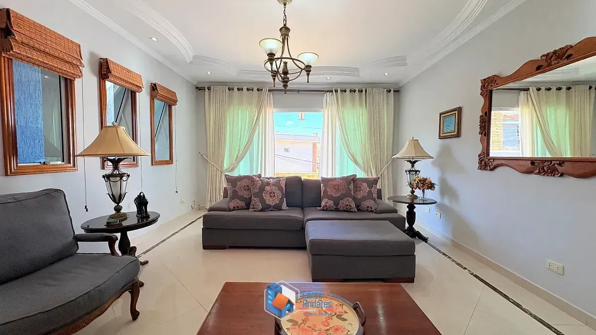 Imagem Sobrado para venda em Jardim Regina com 4 quartos, sendo 1 suíte, 277m²
