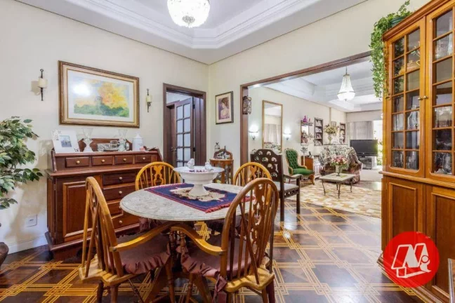 Imagem No bairro Rio Branco, casa de 337 m², semimobiliáda, 4 dormitórios, 3 vagas, jardim com piscina.