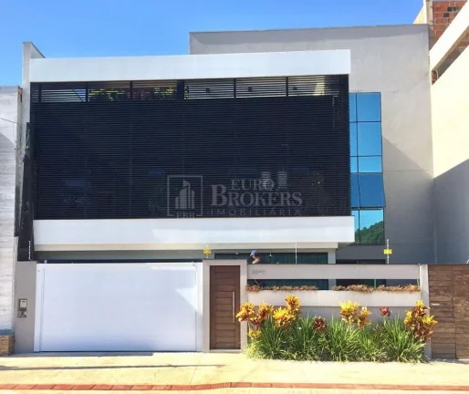 Imagem Lindo sobrado com 3 suítes no Centro de Balneário Camboriú