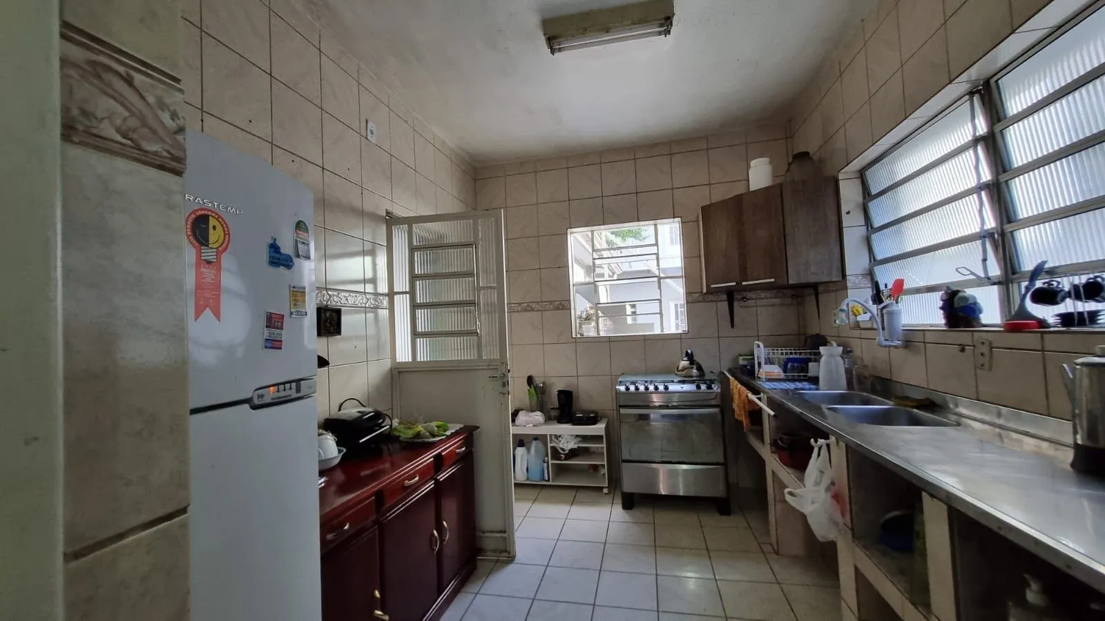 Imagem Casa Residencial de 2 pisos com 3 dormitórios , 2 banheiros + 1anexo com 2 aptos JKs , construído nos fundos do terreno no bairro Cidade Baixa/Azenha em Porto Alegre/RS.