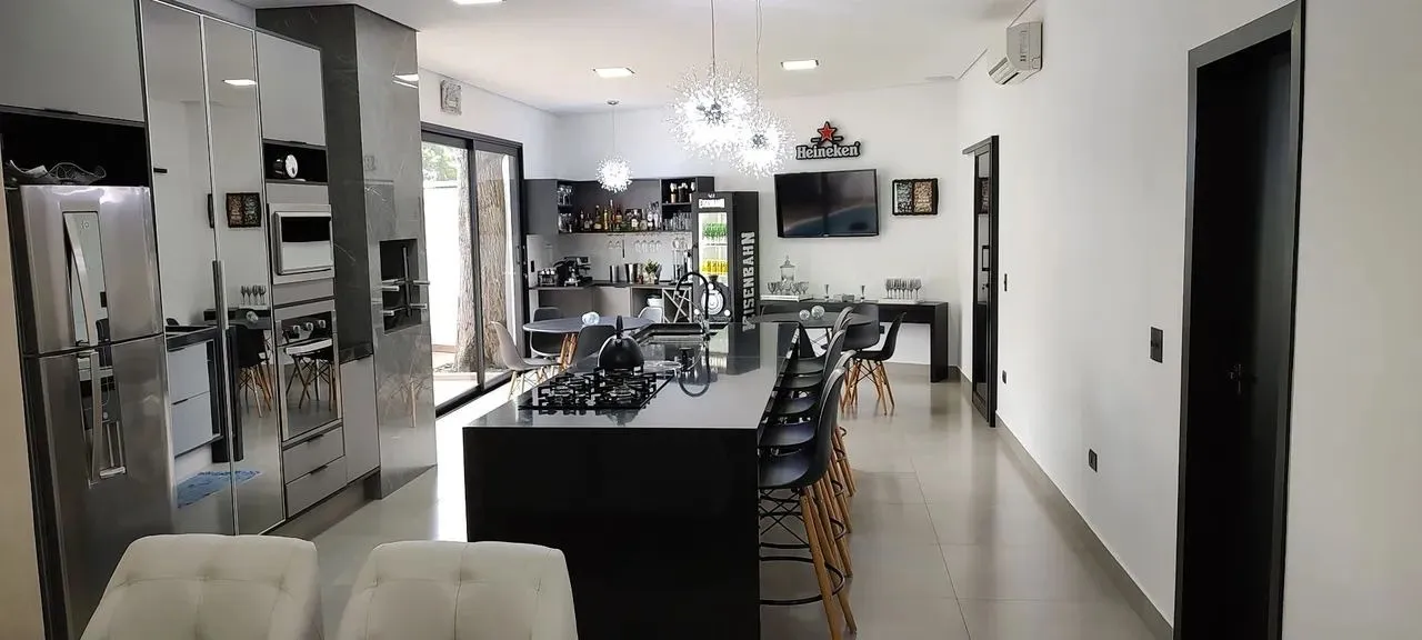 Imagem Imóvel de luxo em condomínio: Casa de 4 quartos e 3 suítes no Jd. Villagio Milano, Sorocaba-SP. 260m², 3 salas, 5 banheiros, 4 vagas.
