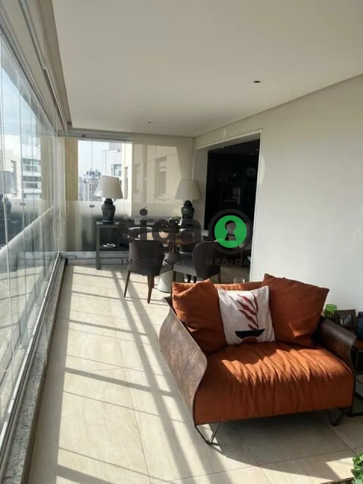 Imagem Apto à Venda com 200m², 3 suites, 4 vagas, Semi mobiliado, andar alto, no Panamby