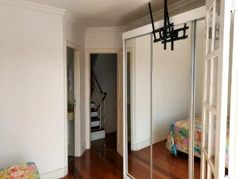 Imagem VENDA DE SOBRADO NO CONDOMÍNIO ARUJAZINHO IV, EM ARUJÁ/SP, 200m² com 5 suítes, ambientes claros, churrasqueira e vista privilegiada. CONSULTE-NOS