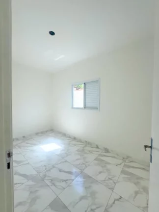 Imagem Casa térrea com 2 dormitórios sendo 1 suite. O imóvel está em condomínio fechado, proporcionando mais segurança e conforto aos moradores, você encontra á venda na Imobiliaria Consulte Imoveis.