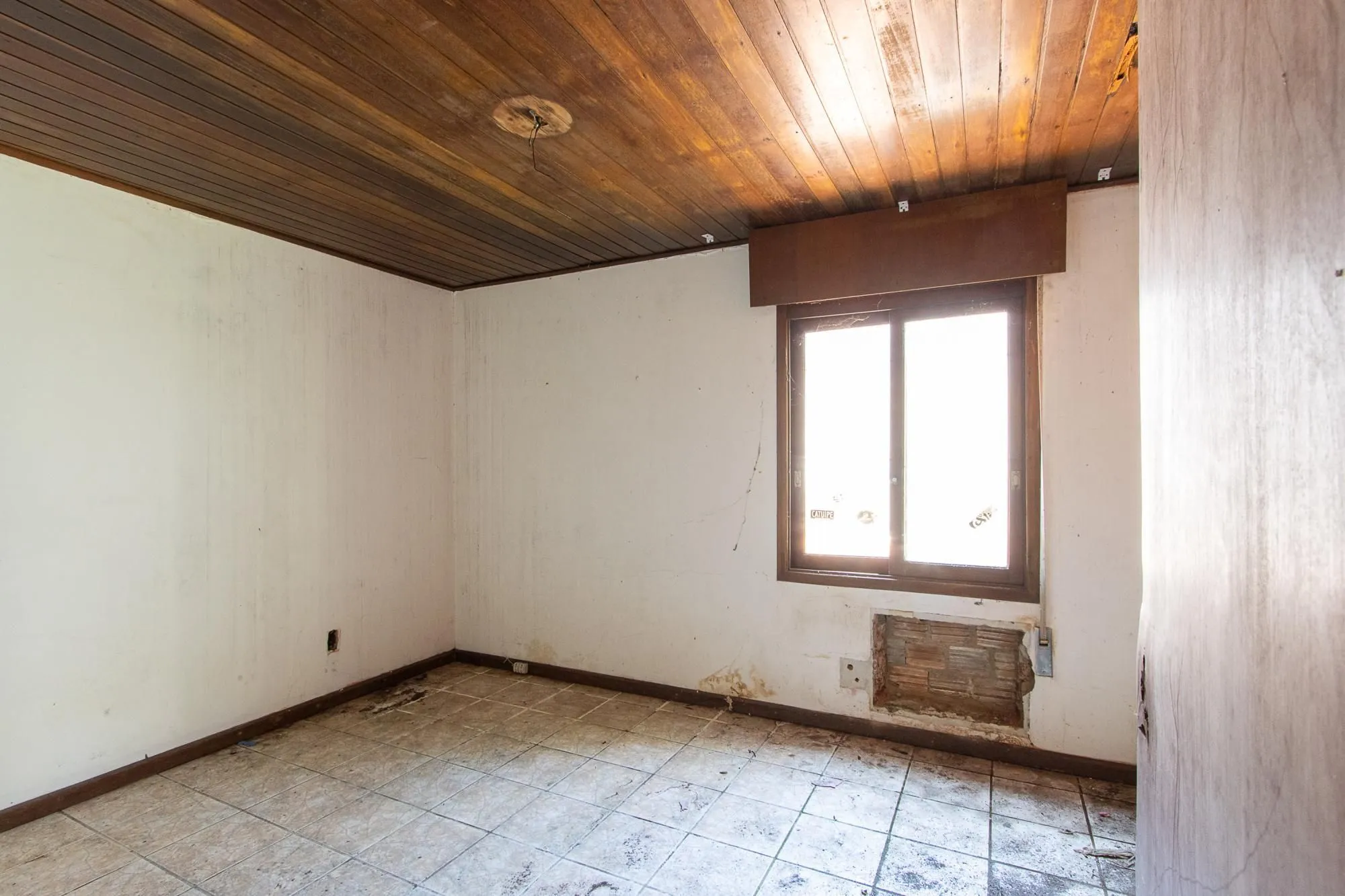 Imagem Casa para Venda - 320m², 3 dormitórios, sendo 1 suites, 4 vagas - Cristal