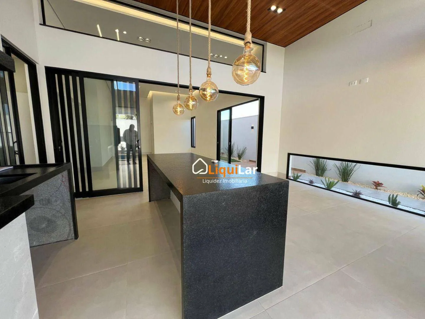 Imagem Casa de Alto Padrão com 3 Suítes, Piscina e Energia Fotovoltaica em Condomínio Fechado