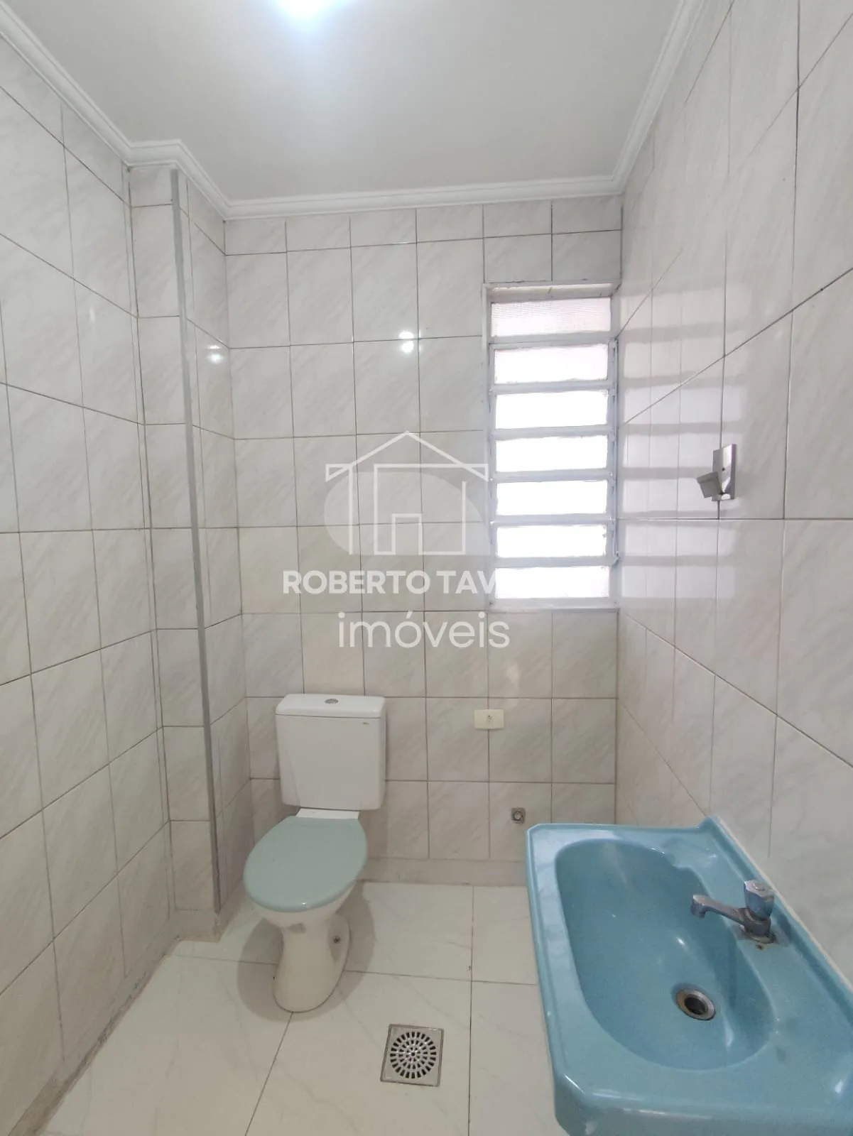 Imagem Apartamento de 64m² com 2 dormitórios, 2 banheiros, sem suíte, localizado no último andar do edifício. Cozinha americana integrada à sala.