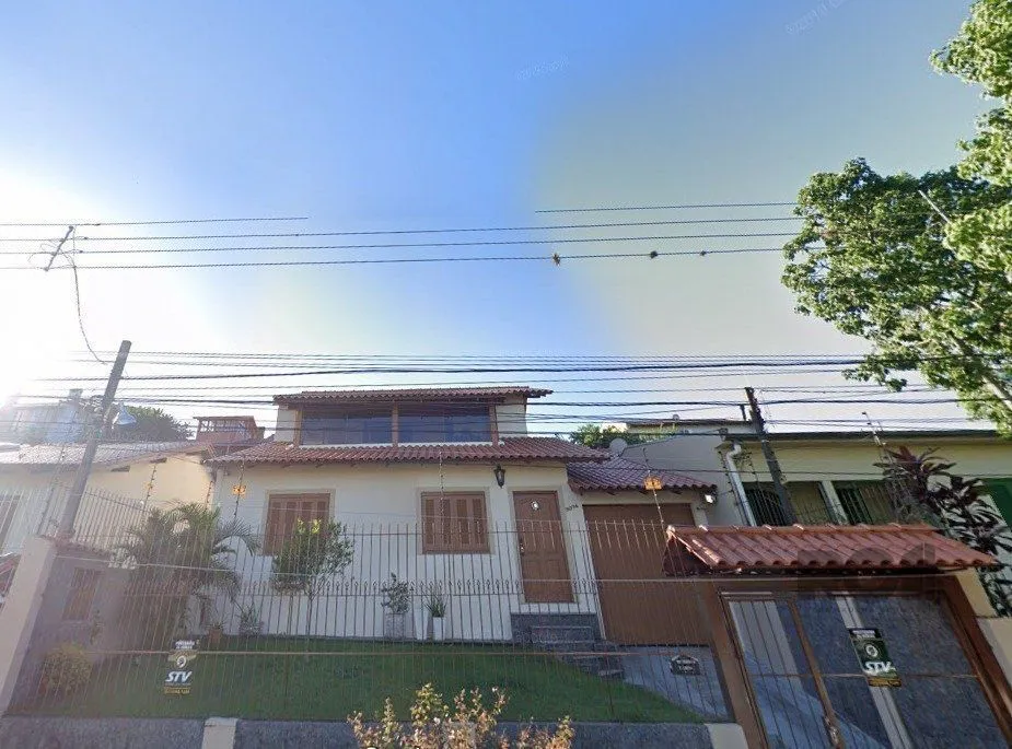 Imagem Casa com 3 Dormitórios no Bairro Tristeza na Zona Sul de Porto Alegre