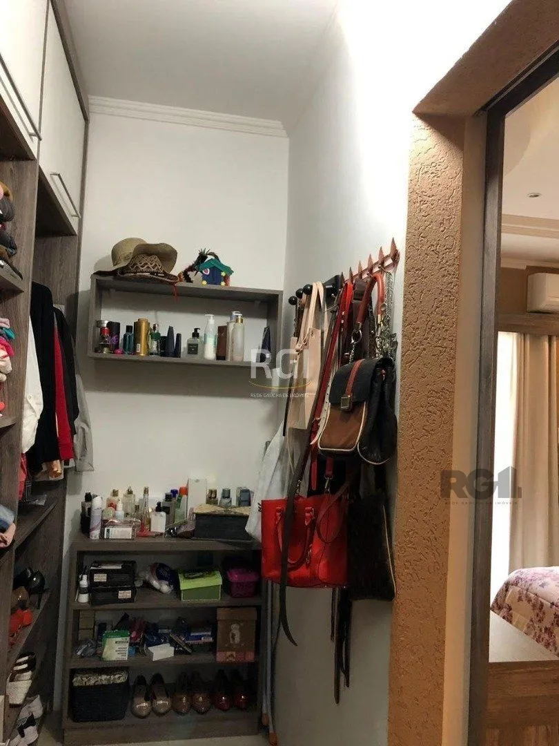 Imagem Casa residencial de 3 dormitórios sendo um uma suíte localizada no bairro Guarujá.