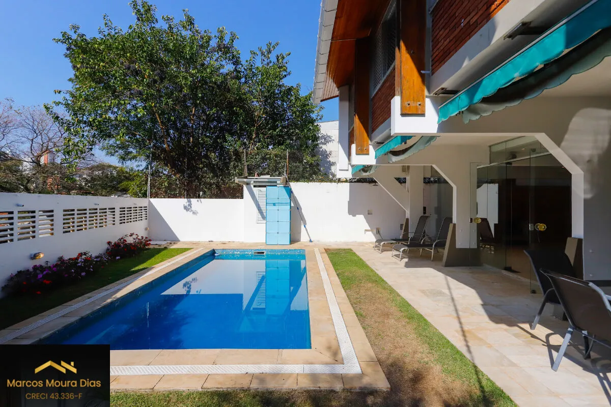 Imagem Casa no Sumaré com 3 Dormitórios ( 1 suíte), 359m² com Piscina, Elevador, Churrasqueira e 6 Vagas de Garagem