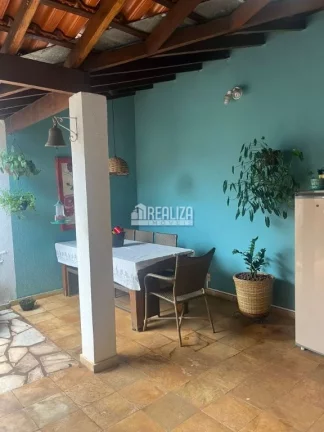 Imagem Casa à venda no bairro Fabrício, em Uberaba - 3 dormitórios, piscina e varanda!