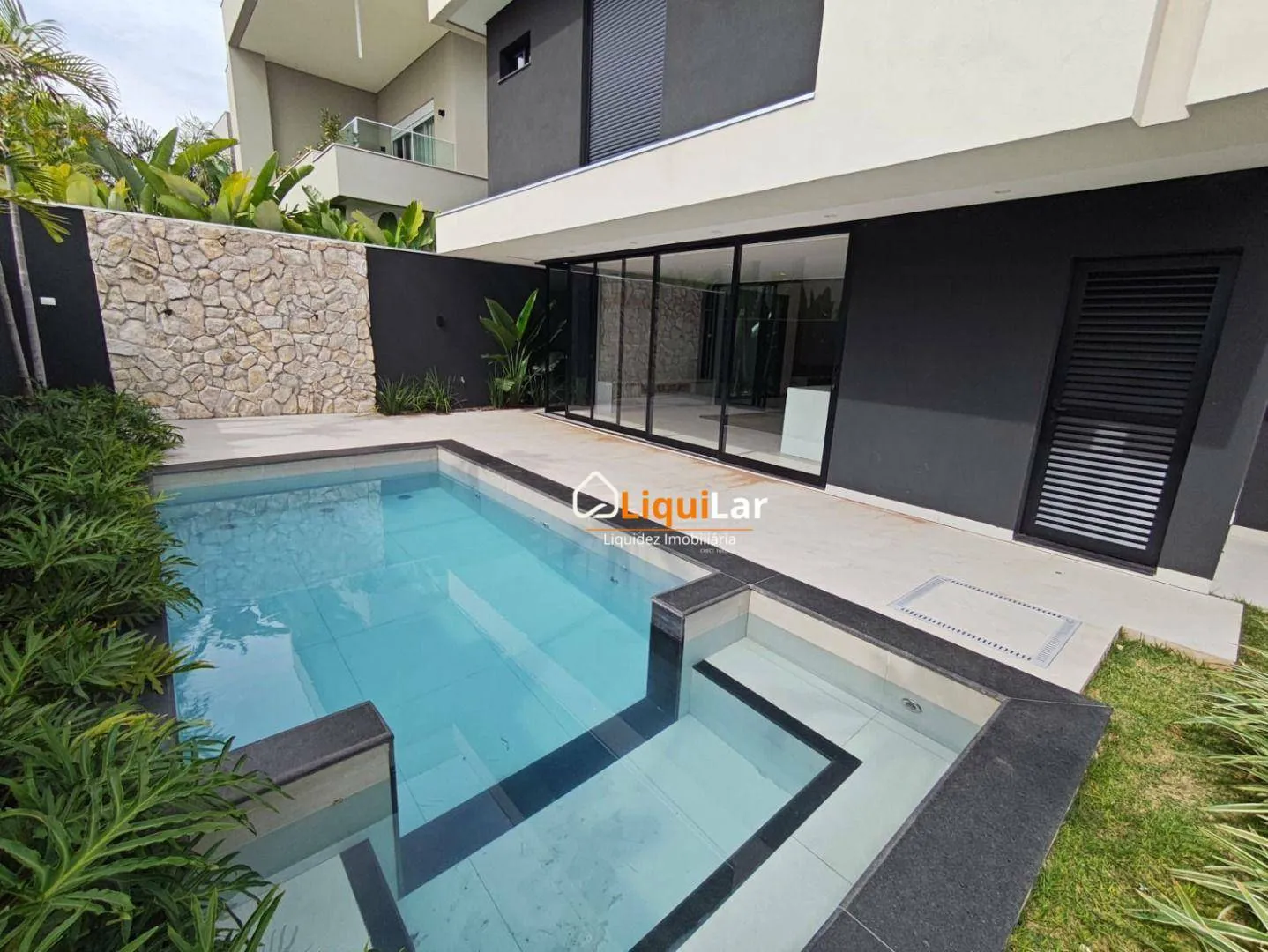 Imagem Sobrado de Alto Padrão no Alphaville II com 4 Suítes, Piscina e Suíte Master com Closet