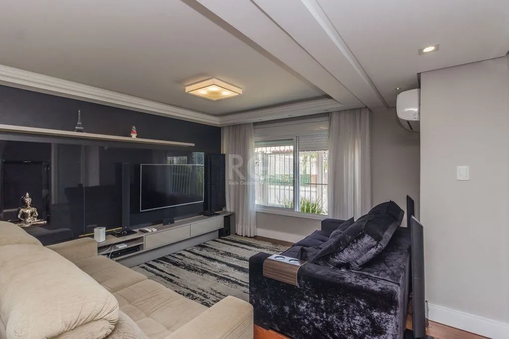 Imagem Casa à venda - 230m², 4 quartos, sendo 2 suítes, churrasqueira, piscina e 03 vagas de garagem