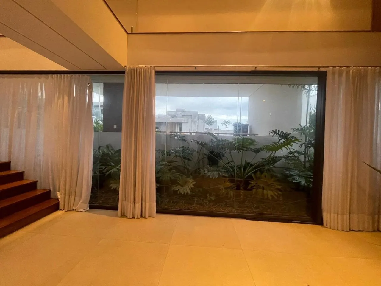 Imagem Casa de Luxo Decorada em Alphaville Nova Esplanada IV ? Vista para a Reserva e Porteira Fechada