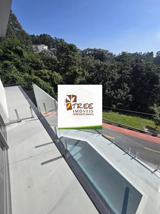 Imagem VENDA DE SOBRADO DE ALTO PADRÃO NO CONDOMÍNIO REAL PARK, EM ARUJÁ/SP, 345m² com 4 suítes, suíte máster com hidro, área gourmet e piscina. CONSULTE-NOS