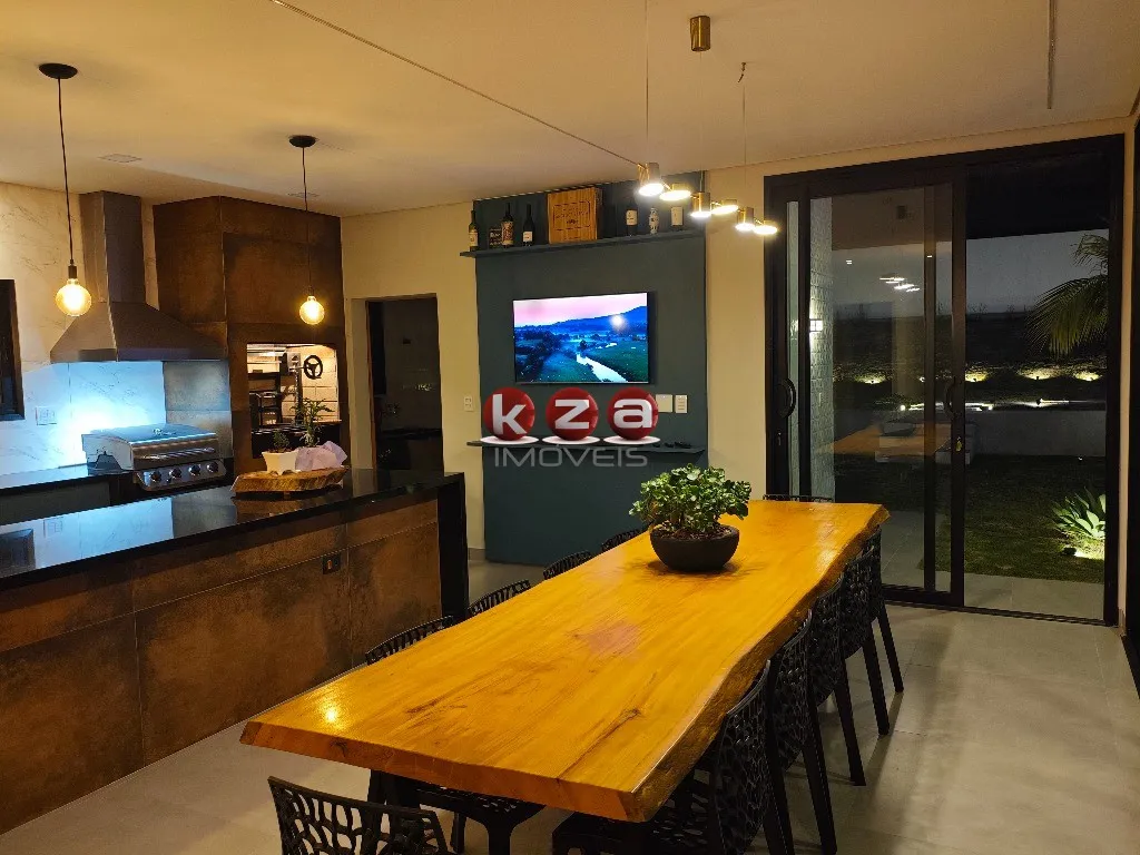 Imagem Casa a venda em Condomínio de Alto Padrão em Vinhedo-SP: 3 Suítes, 2 Salas, gourmet com churrasqueira e piscina.