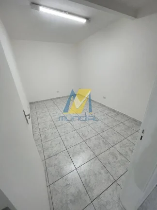 Imagem Galpão Corporativo com Pé-Direito Alto e Estrutura Completa