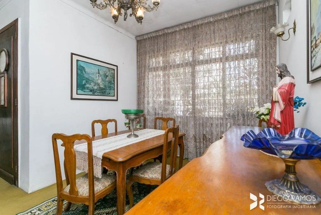 Imagem Casa para Venda - 198m², 3 dormitórios, sendo 1 suites, 4 vagas - Petrópolis