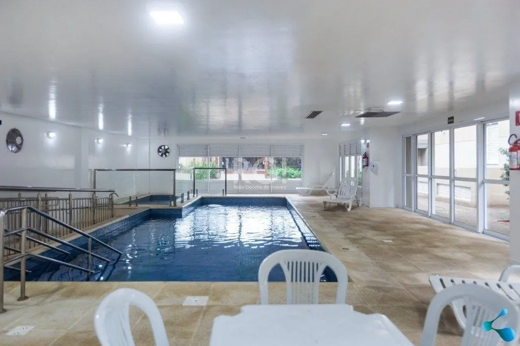 Imagem Vende apartamento, 03 dormitórios, living para dois ambientes, banheiro social, cozinha com churrasqueira e área de serviço e garagem.