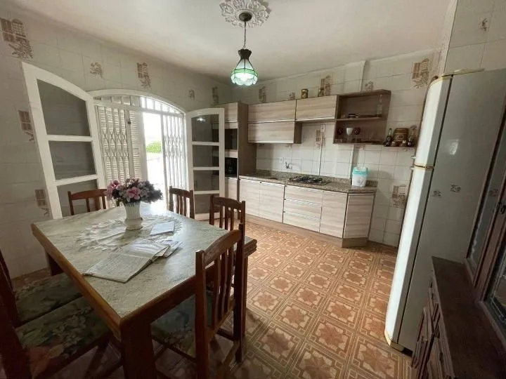 Imagem Vendo Sobrado Residencial com 4 Quartos e Suíte