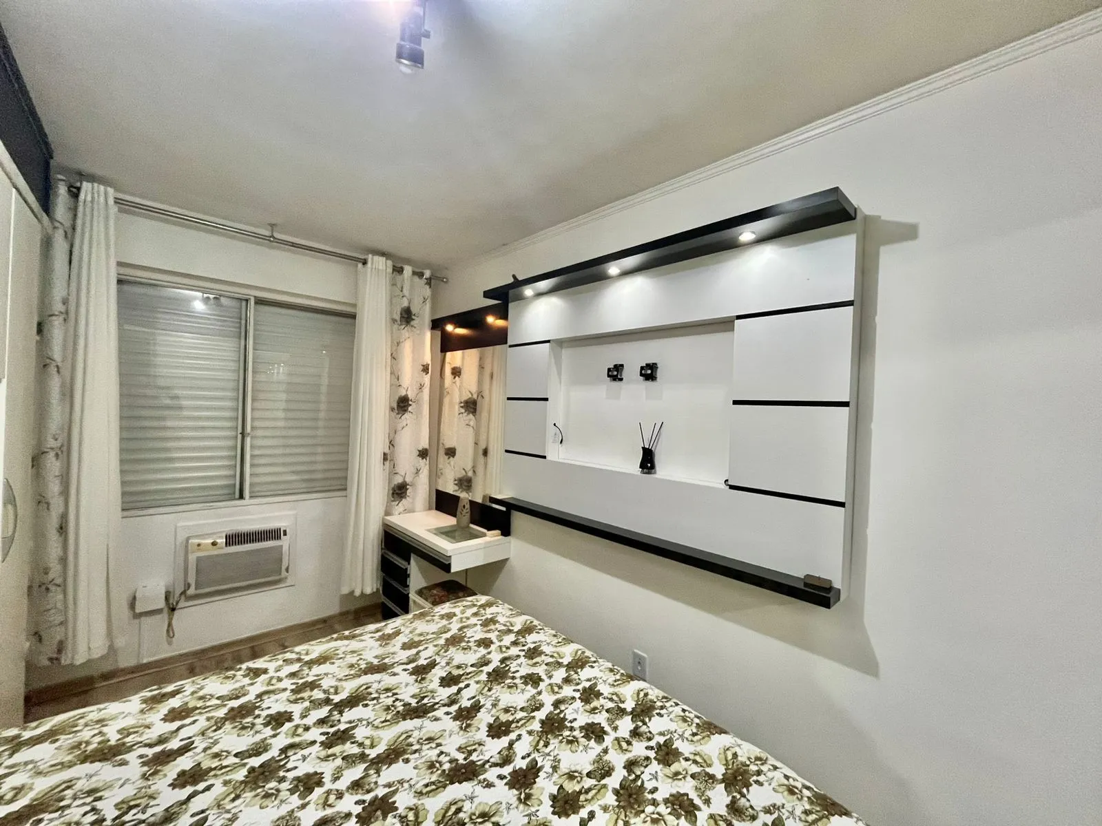 Imagem Apto de 02 dorm, mobiliado, transformado em 01 dorm, com vaga no Passo da Areia