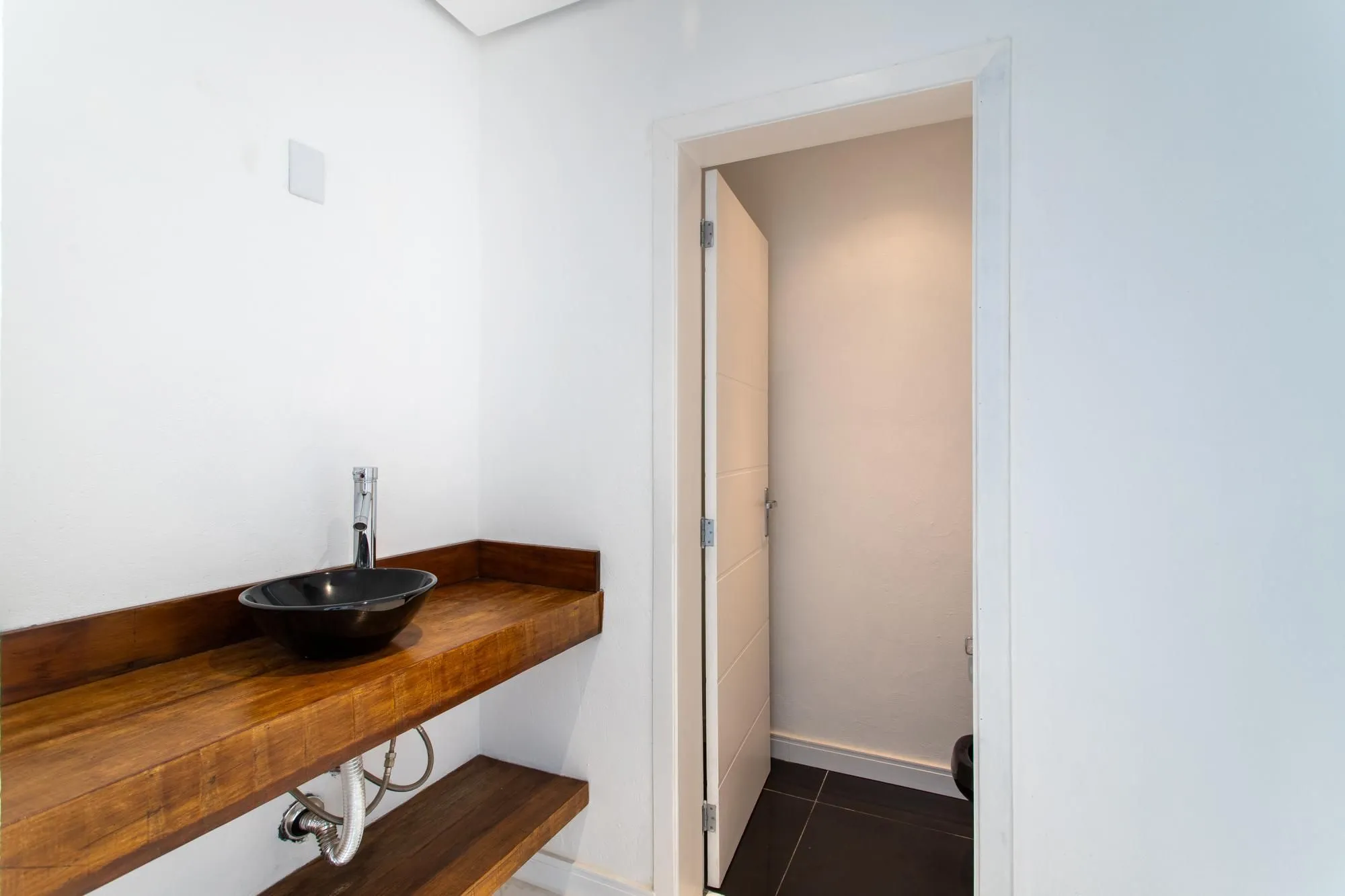 Imagem Casa em condomínio no Terra Ville .Esta casa de alto padrão, dispõe de 4 suítes