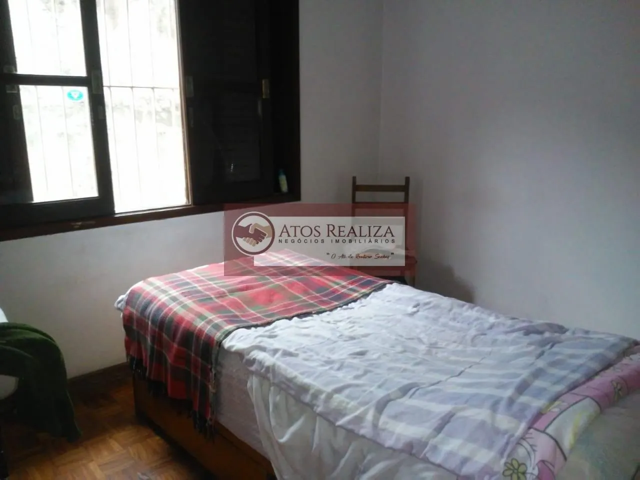 Imagem Oportunidade de um bom investimento. Vendo Sobrado de 180m² no Jardim Império, com 3 Dormitorios, sendo 1 Suíte, 2 Salas, Cozinha, 3 banheiros, 2 vagas de garagem cobertas, + uma pequena edícula. Valor R$ 600k, Agende uma visita e confira.