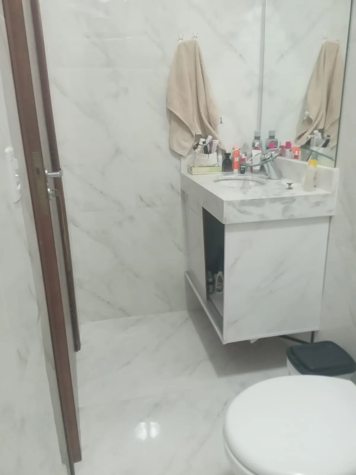 Imagem Chácara à venda em Salto de Pirapora-SP: 4 quartos, 1 sala, 2 banheiros, 2 vagas de garagem, 140m² área. Aproveite!