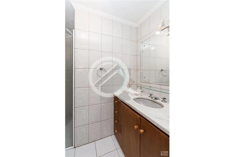 Imagem O apartamento localizado na Av. Getúlio Vargas, no bairro Menino Deus, é uma opção interessante ...
