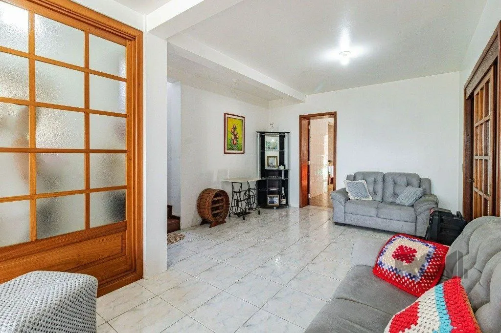Imagem Casa com 267m², 3 dormitórios, 1 vaga no bairro Tristeza