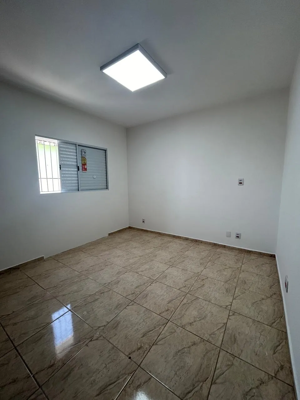 Imagem Residência Espaçosa e Moderna no Jardim Vergueiro: Três Quartos, Suíte e Ampla Área Externa