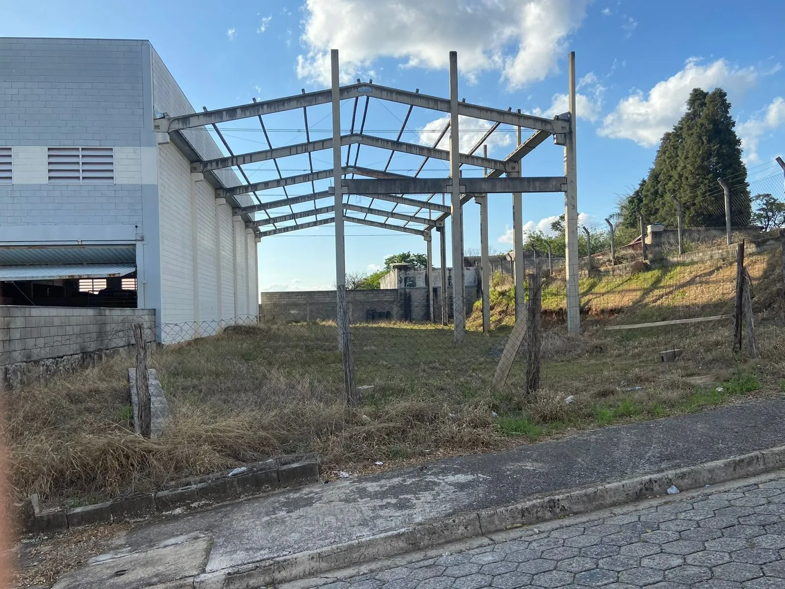 Imagem Vendo Terreno de 835 m2 com Pré moldado para barracão de 420m2 e 7m de pé direito.