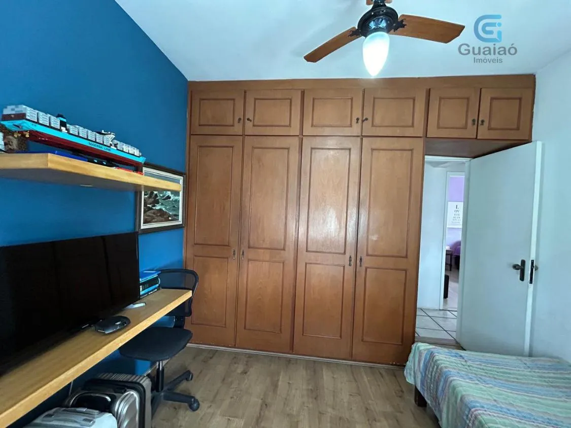 Imagem Vendo Amplo Apartamento 03 dormitórios, 01 Suíte, Dependência de Serviço Completa e Garagem demarcada, Frente para a rua, no Boqueirão, Santos