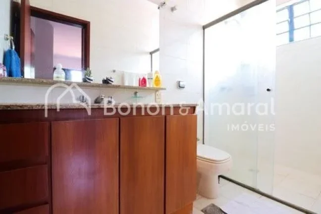 Imagem Linda e espaçosa casa de esquina com 322 m² de área construída. A residência possui living para...