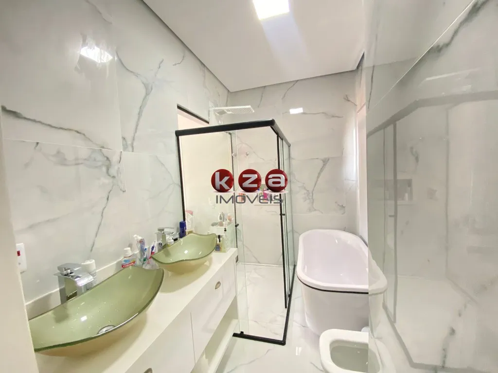 Imagem Casa em condomínio de alto padrão em Valinhos-SP, 3 quartos, 1 suíte, 2 salas, 4 banheiros, 2 vagas de garagem, 244m²