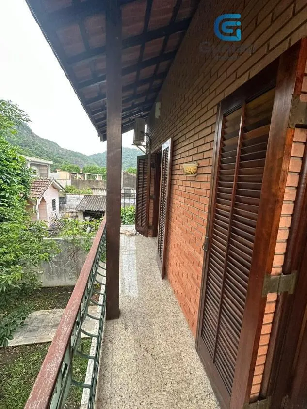 Imagem Vendo amplo sobrado, 05 dormitórios, Jd. Independência, São Vicente