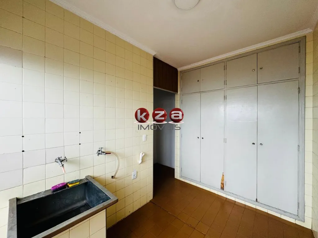 Imagem Imperdível oportunidade: Casa comercial de 3 quartos, 1 suíte, 3 salas, 3 banheiros e 2 vagas em Vinhedo-SP, Centro.