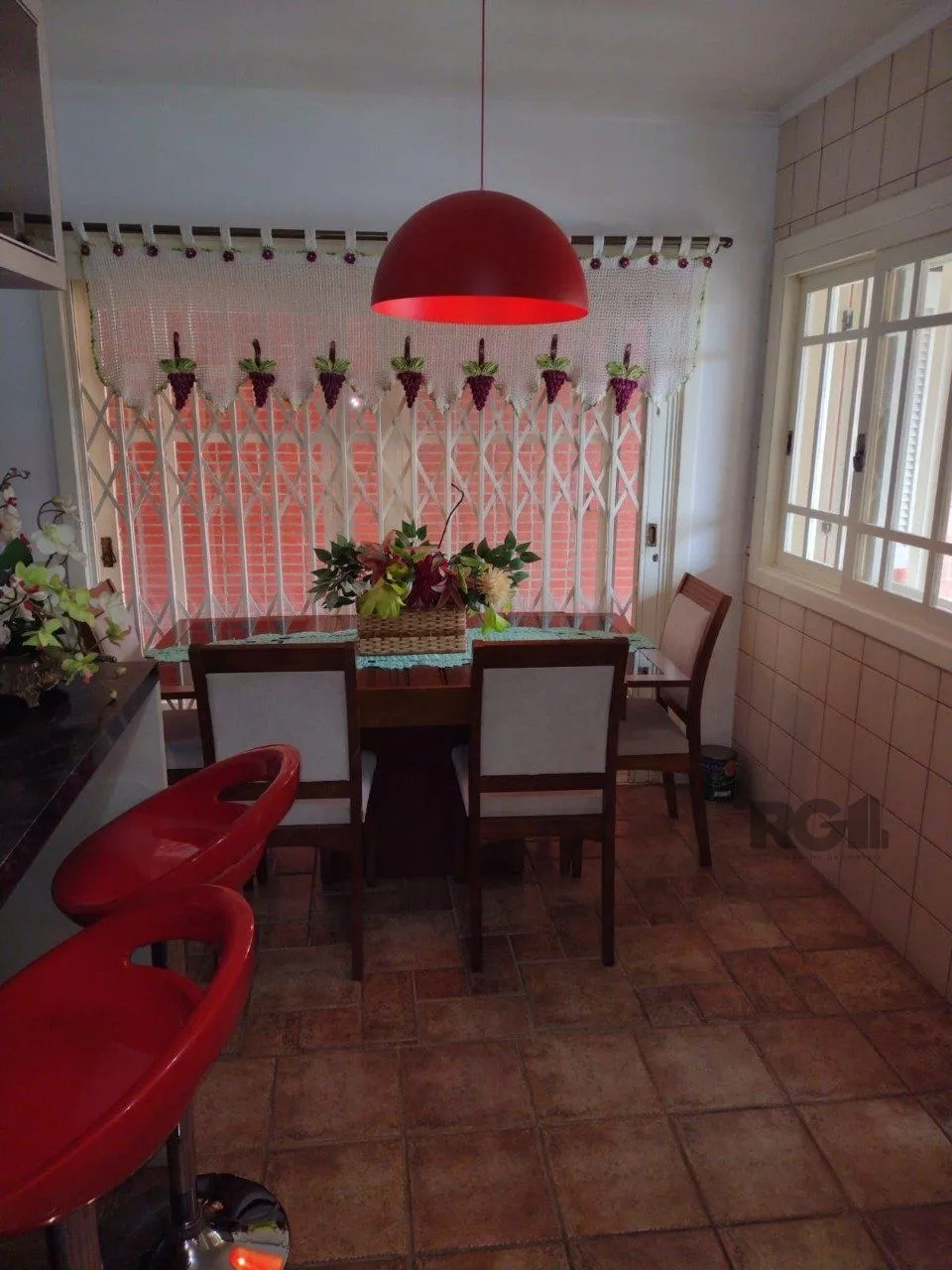 Imagem Casa semi mobiliada, 4 dormitórios, 5 vagas Bairro Vila Cachoeirinha