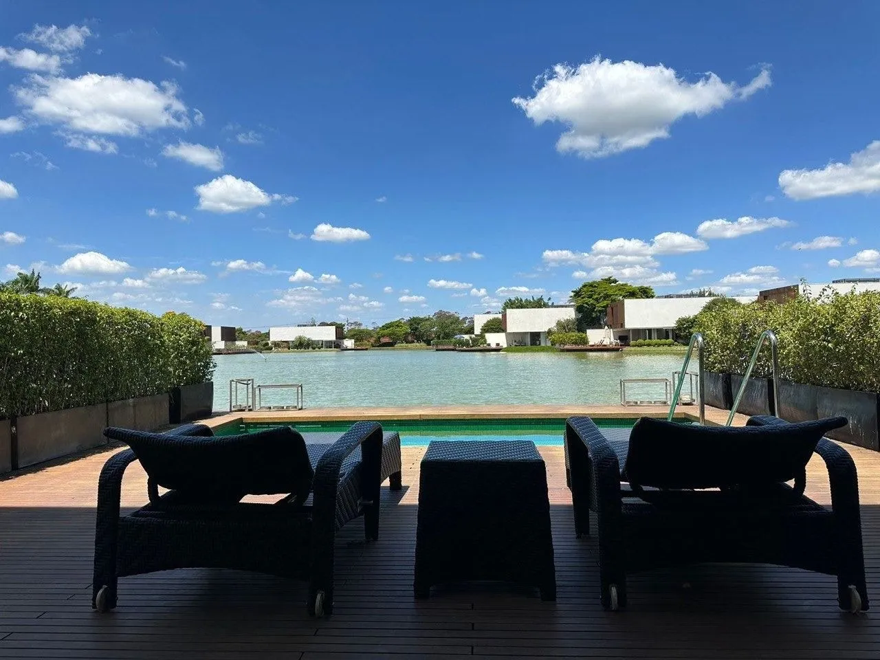 Imagem Venha conhecer essa incrível casa com 4 quartos, 4 suítes e 347,00 m2 de área construída.
