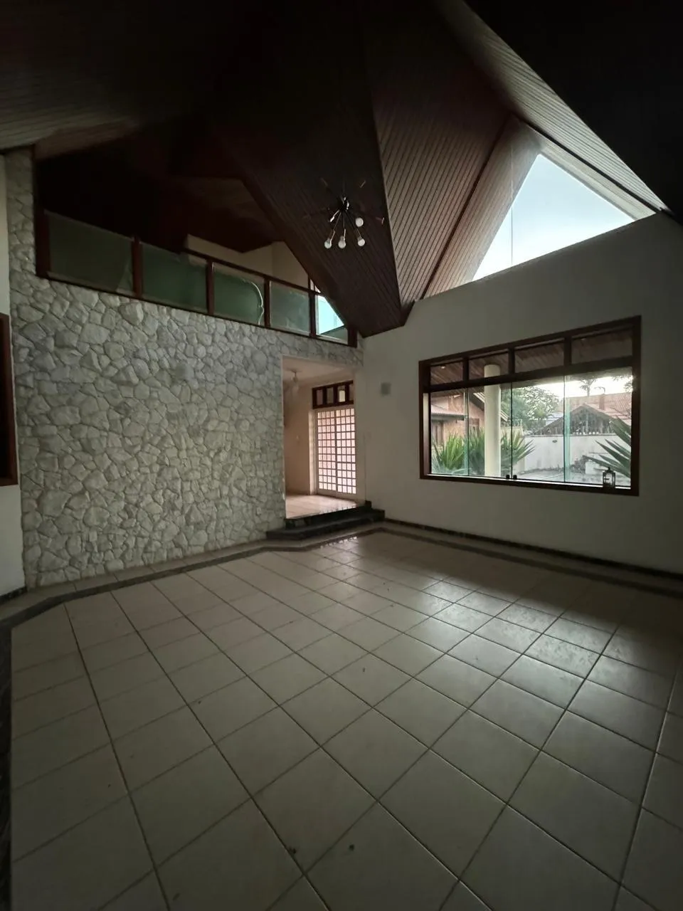 Imagem Casa Comercial para Locação no Jardim América, Sorocaba-SP: 7 Salas, 4 Banheiros, 491m² de Área