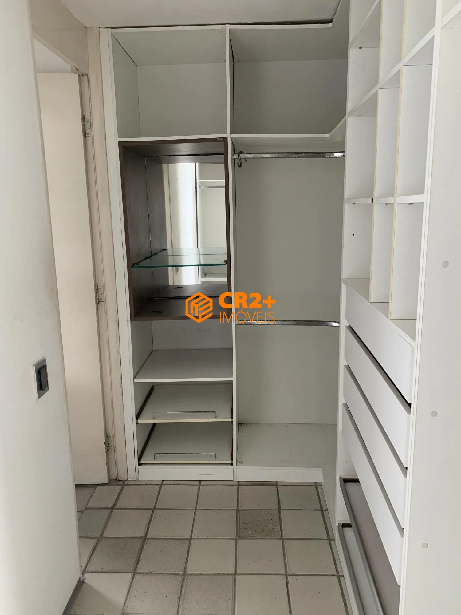 Imagem Vendo Apartamento com 277m2, 4QTOS, 2 Suítes sendo uma master.