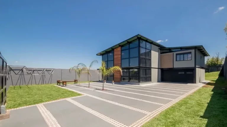 Foto do imóvel Casa Alto Padrão com 3 Quartos à Venda em Butiatuvinha – 455m