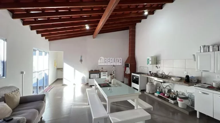 Imagem Casa à venda no bairro São Benedito em Uberaba | 3 dormitórios, suíte, churrasqueira e quintal