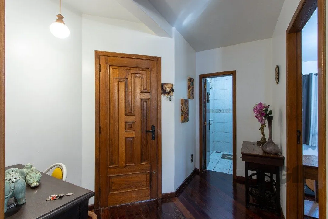 Imagem Casa de alvenaria, 3 quartos, 1 suíte, 4 banheiros e 5 vagas de garagem.