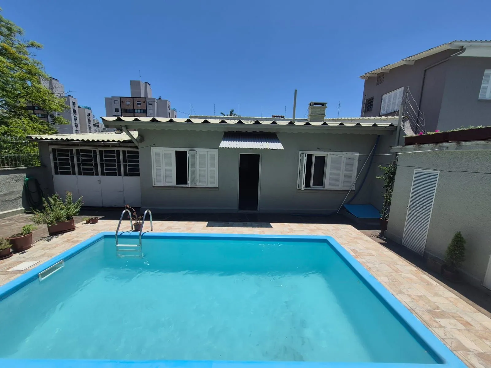 Imagem Casa 4 Dormitórios 1 suite 3 banheiros piscina e churasqueira