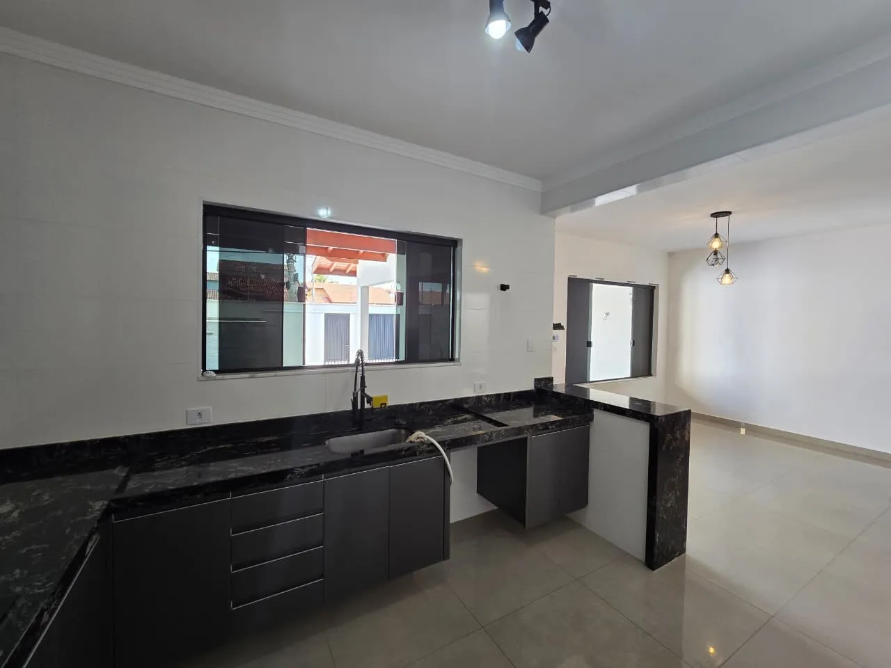 Imagem Casa para Venda em Peruíbe, Parque Balneário Oasis, 3 dormitórios, 1 suíte, 2 banheiros, 2 vagas