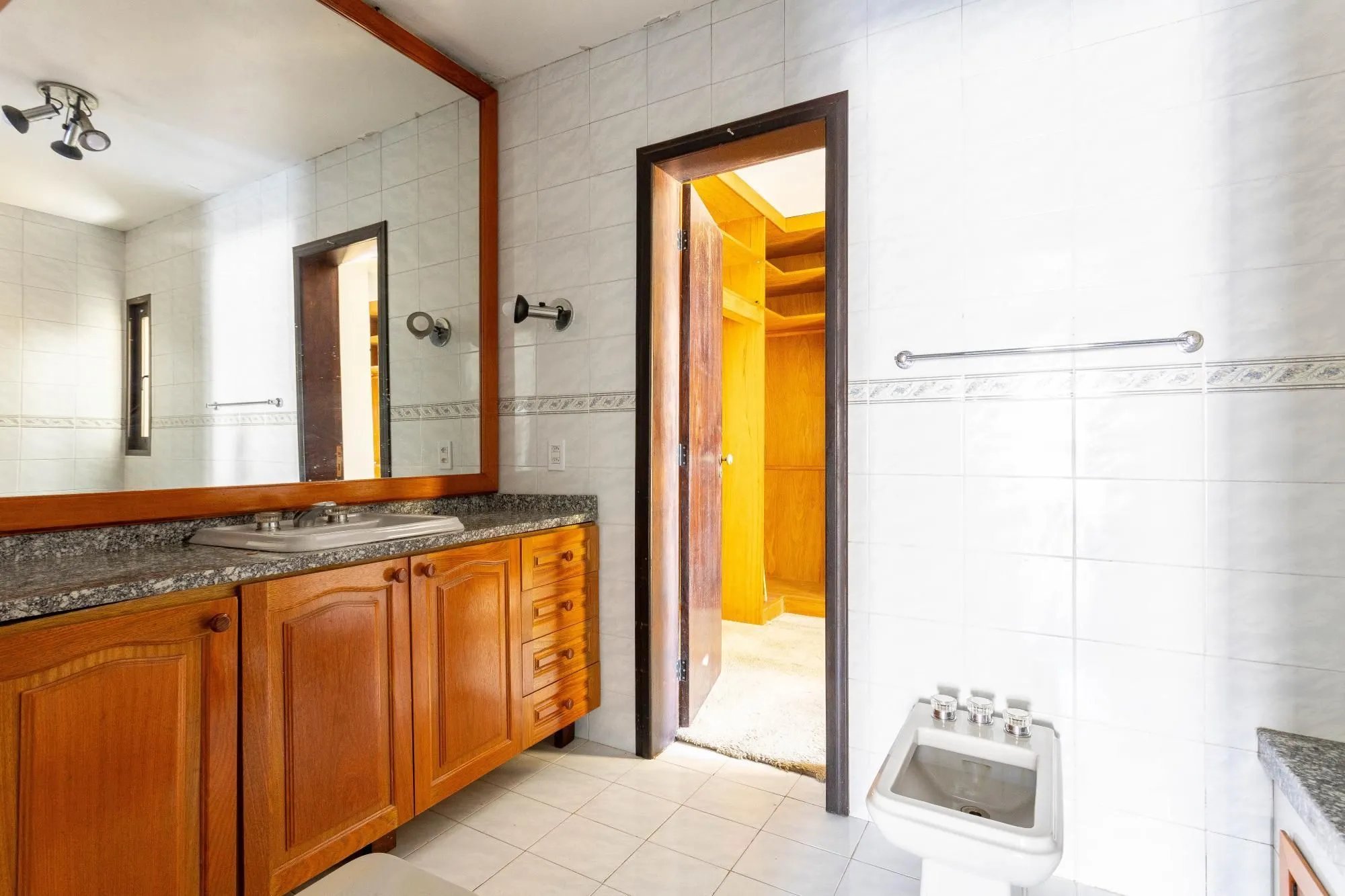 Imagem CASA SOBRADO 3 DORMITÓRIOS 1 SUITE 3 VAGAS NO BAIRRO HIGIENÓPOLIS EM PORTO ALEGRE