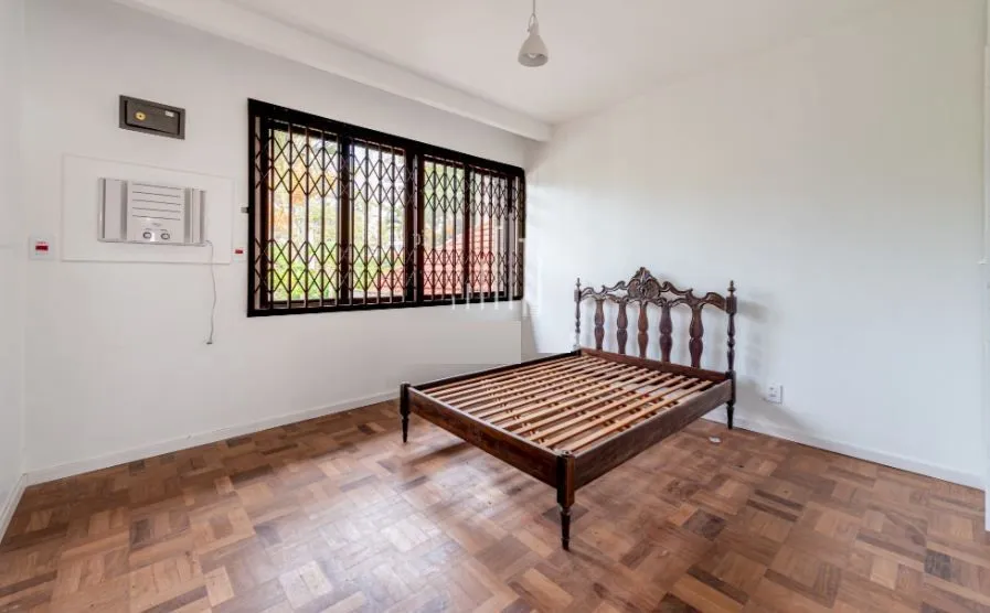 Imagem Com 3 quartos e 2 banheiros, ampla sala com garagem para 03 carros.