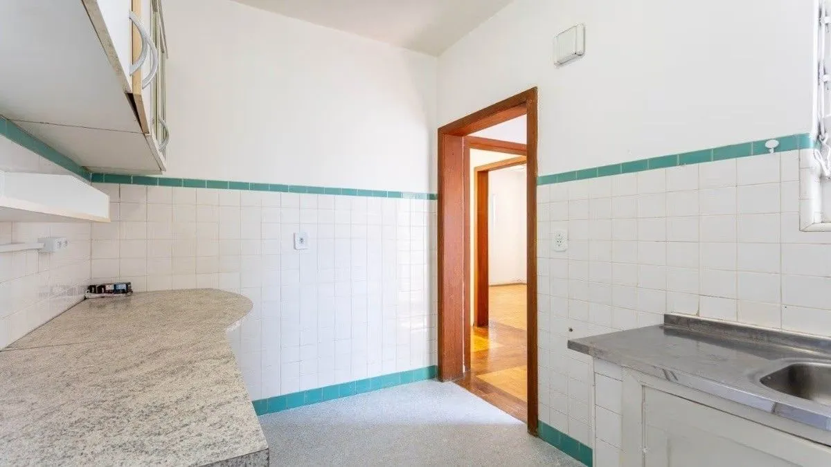 Imagem Apartamento de 1 quarto à venda no Edifício Britânia na Avenida Independência em Porto Alegre - 45,24 m² Privativos e Portaria 24h