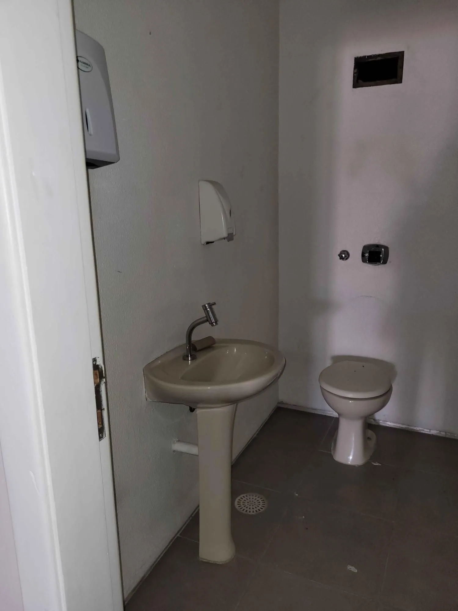 Imagem MÁFFER IMÓVEIS ALUGA CONJUNTO COMERCIAL COM 545M² DE ÁREA PRIVATIVA E 2 VAGAS DE GARAGEM Excelente conjunto comercial, localizado em região estratégica com grande fluxo de veículos e pedestres, ideal para empresas, clínicas, escritórios corporativos ou in